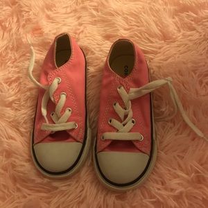 EUC converse pink low tops size 9g